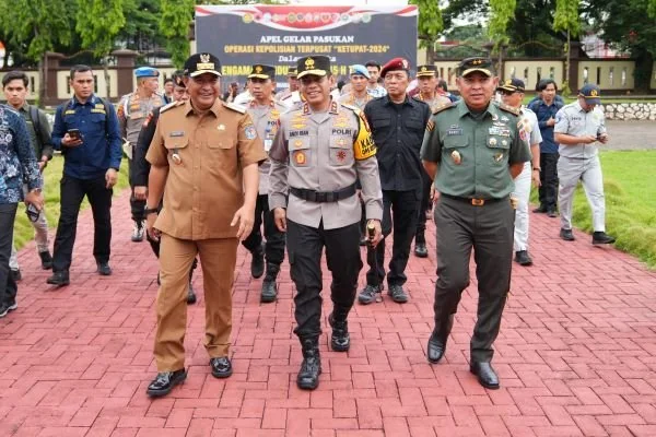 Pj Gubernur Sulsel, Bahtiar Baharuddin usai Apel Operasi Ketupat 2024, yang digelar di Markas Komando (Mako) Polda Sulsel di Jalan Perintis Kemerdekaan KM 16, Makassar, Rabu, 3 April 2024, dipimpin langsung Kapolda Sulsel, Irjen Pol Andi Rian R Djajadi.