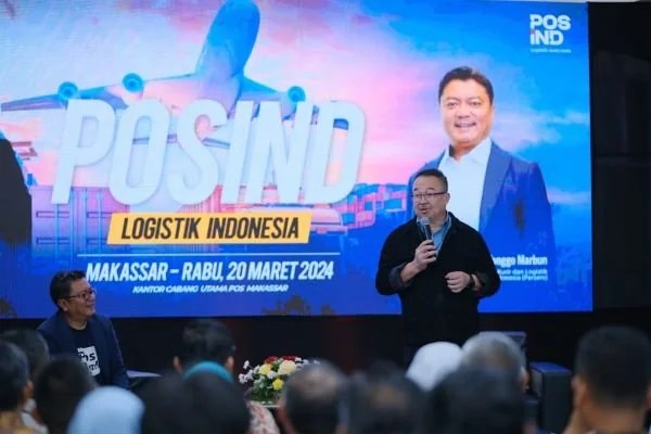 Komisaris Pos Indonesia Rhenald Kasali (kanan) dan Direktur Bisnis Kurir dan Logistik Pos Indonesia Tonggo Marbun (kiri) dalam kegiatan  Integrated National Distribution (PosIND) Logistik Indonesia di Kantor Cabang Utama Pos Indonesia Makassar, Rabu (20/3