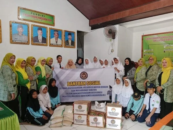 Penyaluran bantuan Lapas bulukumba bersama ibu Dharmawanita di panti Darul Ij'tihad  (fitri)