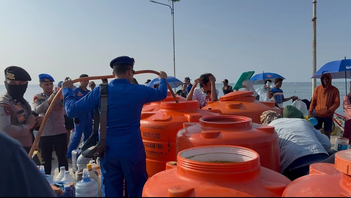 Penyaluran air bersih yang dilakukan Personel Polda Sulbar kepada masyarakat di pulau Ambo (Dok: Ist)