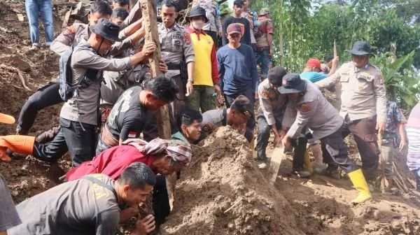 Proses evakuasi korban longsor di Tana Toraja.
