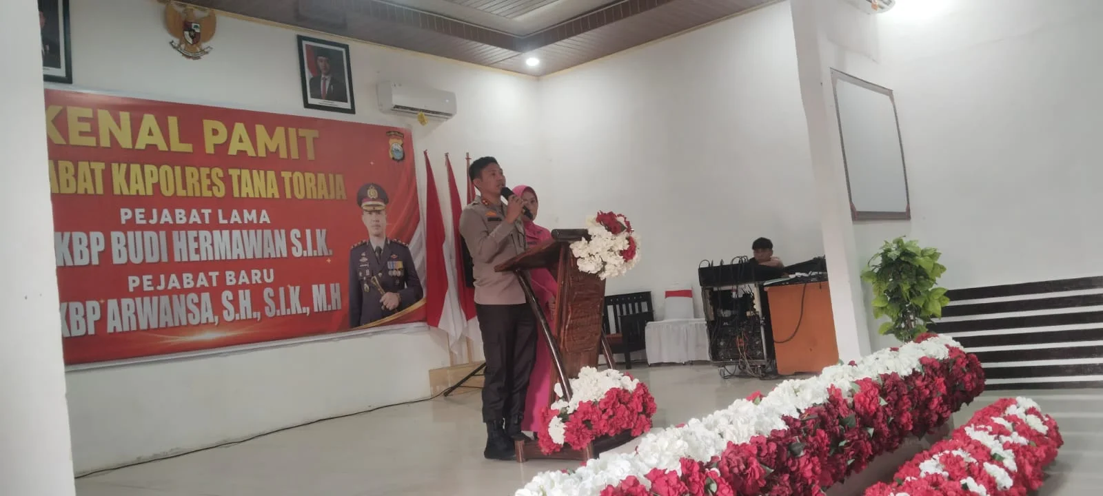 Kapolres Tana Toraja yang baru AKBP Arwansa bersama dengan Ketua Bhayangkari Tana Toraja Ny. Ellenlia Arwansa dalam kegiatan serahterima jabatan di Aula Makopolres Tana Toraja, Sabtu(26/9/2026)
