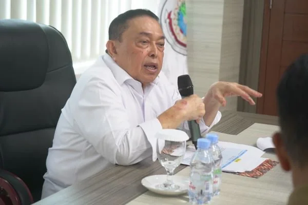 Wakil Gubernur Sulbar saat memimpin rapat bersama tim penanganan stunting dan pengentasan kemiskinan (Dok : Ist).