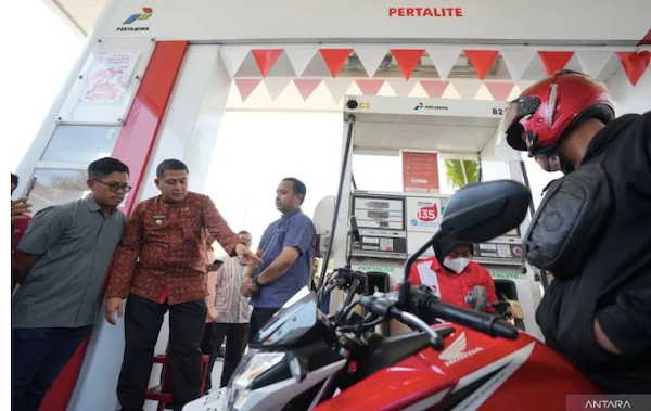 Wali Kota Makassar Munafri Arifuddin (kedua kiri) meninjau sebuah SPBU di Kota Makassar, Sulawesi Selatan, September 2026. (ANTARA/HO-Humas Pemkot Makassar)