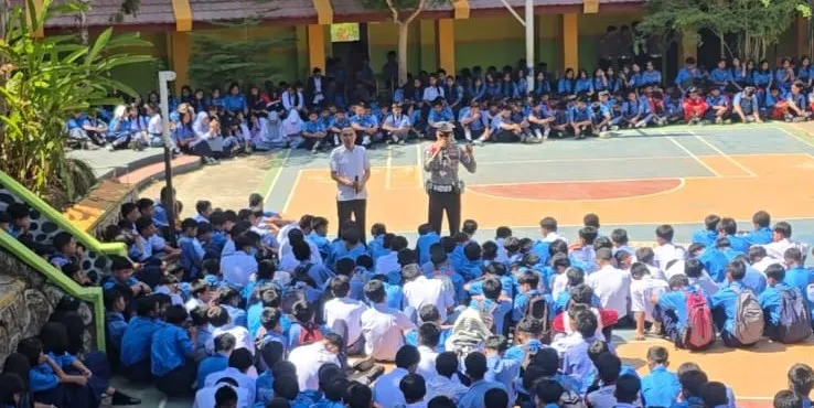Satlantas Polres Tana Toraja memberikan edukasi keselamatan dan ketertiban berlalu lintas kepada pelajar UPT SMKN 1 Tana Toraja (Dok: Ist)