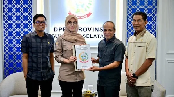Andi Kadir Halid dari Fraksi Partai Golkar bersama Abdul Rahman dari Fraksi PKS saat Menyerahkan Dokumen Hak Angket Reklamasi CPI (Dok: Ist).