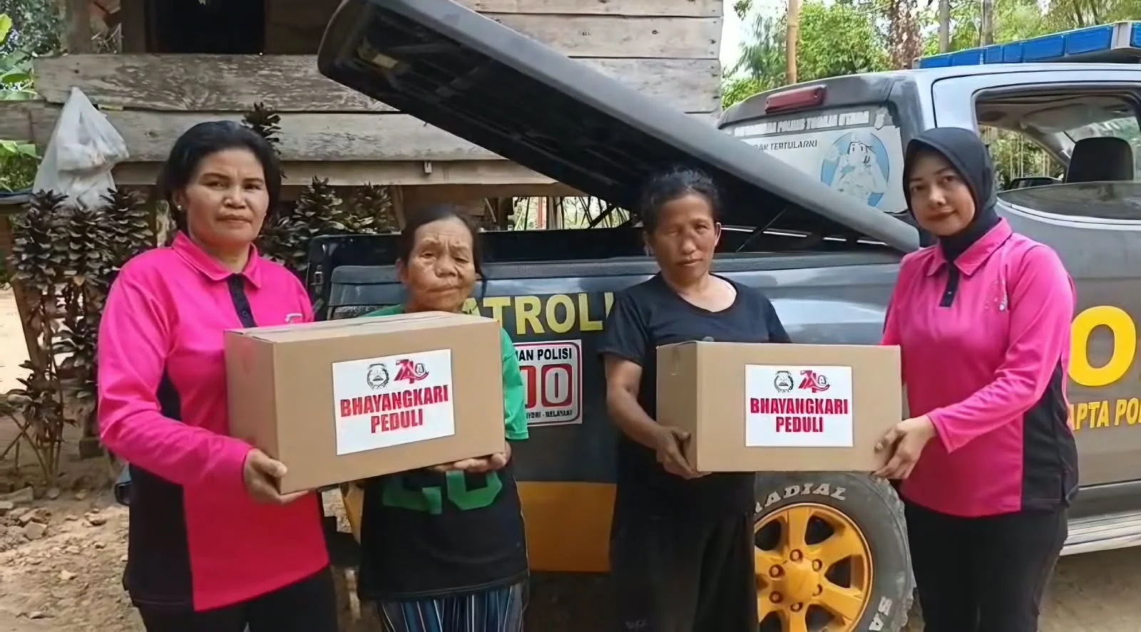Penyerahan bantuan sembako kepada warga (Dok: Ist)