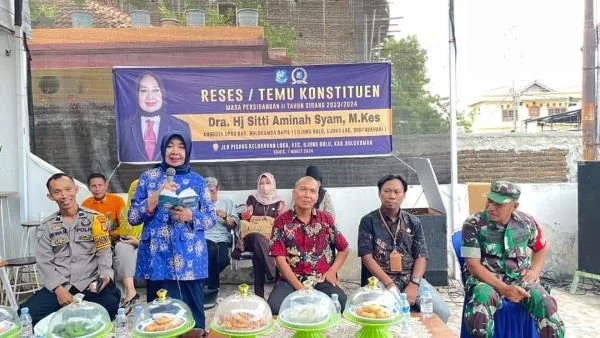 Wakil Ketua DPRD Bulukumba Dra. Hj. Sitti Aminah Syam, M.Kes melakukan reses/ temu konstituen masa Persidangan II tahun sidang 2023/ 2024, di Jalan Pisang, Kelurahan Loka, Kamis (7/3).