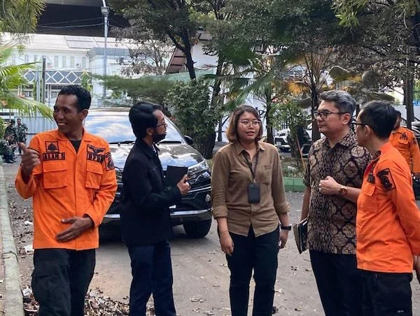 Plt. Kepala Pelaksana BPBD Kota Makassar, Dr. Fadli saat Mendampingi Komnas HAM RI Minjau Gedung DPRD kota Makassar Pasca Kebakaran, (Dok: Ist).