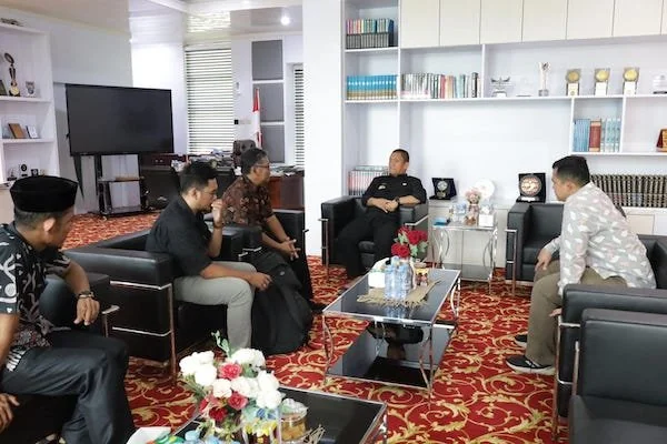 Pertemuan Bupati Luwu Timur, Irwan Bachri Syam dengan tim DKPU ITS Surabaya (dok. Ist)