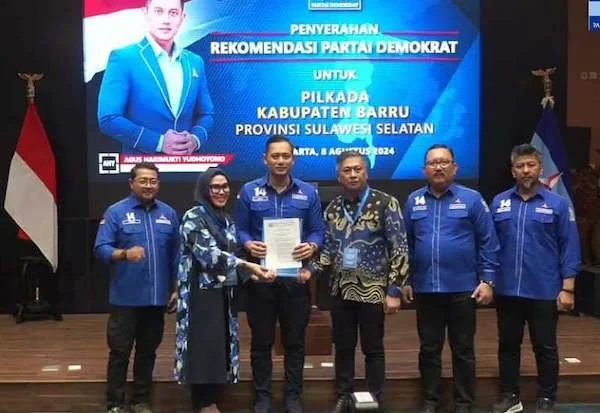 Ketua Umum Partai Demokrat menyerahkan surat rekomendasi dukungan Andi Ina Kartika Sari dan Abustan sebagai bakal paslon Bupati Barru 2024. (Tangkapan Layar/Youtube DPP Demokrat)