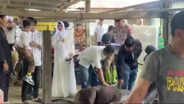 Kapolres Jeneponto, AKBP Widi Setiawan saat menyaksikan penyembelihan hewan kurban. (Ist).