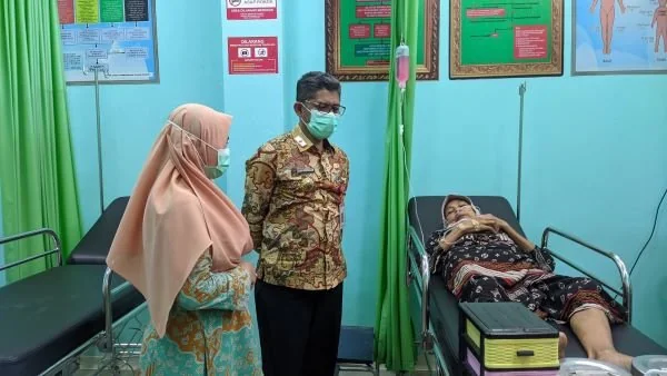 Sekretaris Daerah (Sekda) Kabupaten Jeneponto, Arifin Nur berkunjung ke Puskesmas Togo-Togo, Kecamatan Batang, Kamis (7/3).