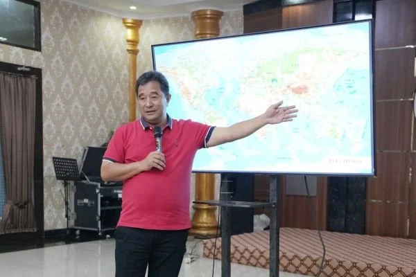 Pj Gubernur Sulbar saat memaparkan perhubungan dari Sulbar ke IKN (Dok : Ist).
