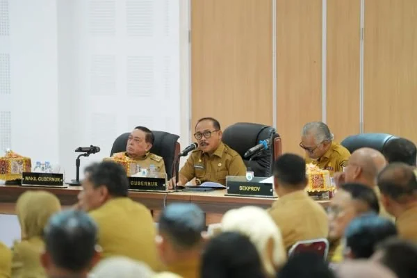 Pemprov Sulbar saat menggelar rapat kerja strategis yang dipimpin langsung oleh Gubernur Sulbar, Suhardi Duka bersama Wakil Gubernur, Salim S Mengga, di Ballroom Andi Depu, Lantai III Kantor Gubernur Sulbar (Dok : Ist)