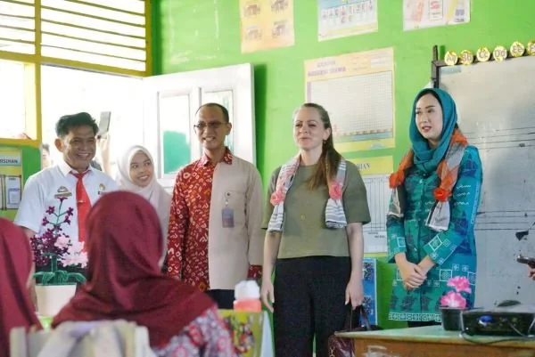 Ketua TP PKK Bantaeng Sambangi SD Inpres Pullaweng. (Dok: Ist)