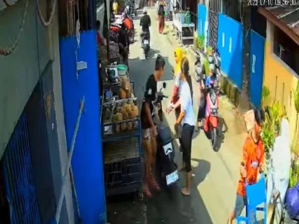 Aksi penganiayaan yang terekam kamera pengawas CCTV (Dok: Ist).