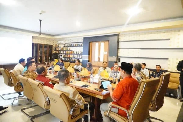 Bupati Jeneponto, Paris Yasir dan Wakil Bupati Jeneponto Islam Iskandar, serta Sekretaris Daerah Muh. Arifin Nur dan para tamu undangan dari berbagai unsur pemerintah dan dunia usaha saat menggelar Forum koordinasi CSR.