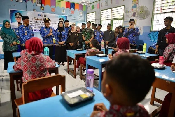 Pj Gubernur Sulsel, Prof Zudan Arif Fakrulloh saat melakukan peninjauan simulasi makan bergizi gratis di Takalar (Dok:Ist)