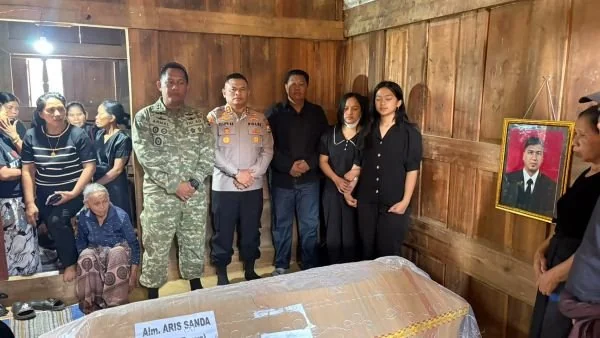 Polres Toraja Utara memberikan pengawalan terhadap iring-iringan penjemputan jenazah hingga sampai di rumah duka (Dok: Ist)