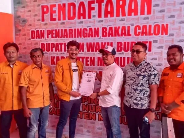 Direktur Perspektif Mamuju, Yuslifar Yunus, saat mengambil formulir pendaftaran penjaringan calon bupati di DPC Partai Hanura Mamuju sebagai perwakilan Sutinah Suhardi.