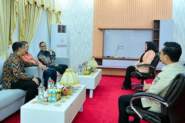 Wakil Gubernur Sulawesi Selatan, Fatmawati Rusdi bersama Kepala Otoritas Jasa Keuangan Provinsi Sulawesi Selatan dan Sulawesi Barat, Moch. Muchlasin di Kantor Gubernur Sulawesi Selatan (Dok: Ist)