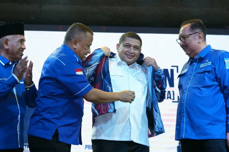 Wali Kota Makassar Munafri Arifuddin saat Sematkan Jaket Berlogo Mercy (Dok: Ist)