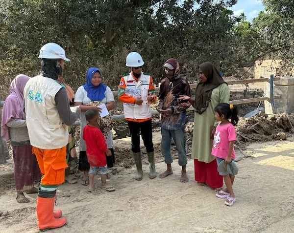 YBM PLN UID Sulselrabar menyalurkan bantuan kemanusiaan bagi warga terdampak bencana banjir di Desa Matang Serdang, Kecamatan Tanah Jambo Aye, Kabupaten Aceh Utara, pada Rabu (10/12). Bantuan yang diberikan berupa air mineral, bahan makanan, serta uang tu