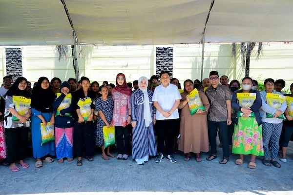 Ketua DPRD Sulawesi Selatan, Andi Rachmatika Dewi bersama Wagub Sulsel Fatmawati Rusdi berfoto bersama usai membagikan sejumlah bantuan beras kepada warga sekitar Kantor DPRD Sulsel (dok. Ist)