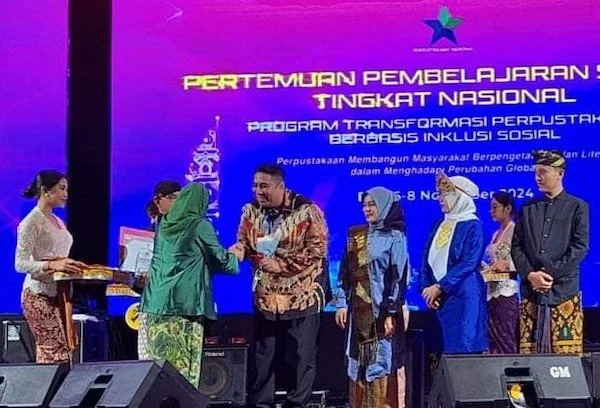 Pemberian penghargaan kepada Provinsi Sulsel di ajang PLM Nasional (Dok: Int)
