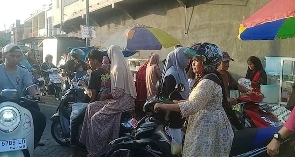 Suasana Pasar Sentral dan beberapa kendaraan bermotor (Foto : Dok. Saleh Sibali KabarMakassar).