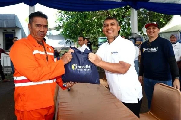 Bank Mandiri perkuat kepedulian sosial melalui penyaluran 2.800 paket sembako di Makassar dan salurkan 28.000 paket bansos secara nasional (Dok: Ist)