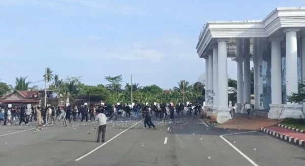 Aksi unjuk rasa berujung pengrusakan Kantor DPRD Kota Palopo  (Dok : ist).