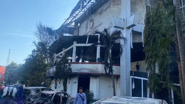 Kantor DPRD Makassar pasca aksi unjuk rasa di Makassar (Dok: Atri KabarMakassar).