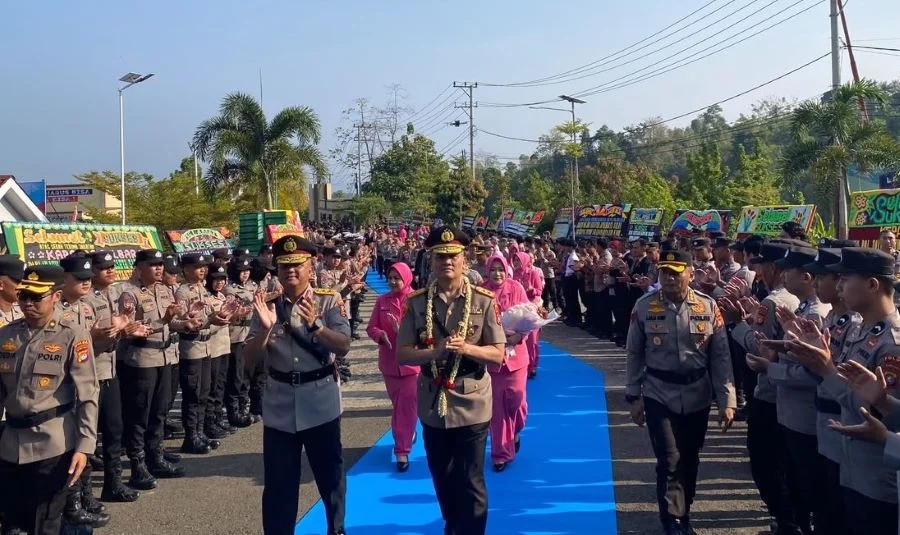 Kapolda Sulbar Irjen Pol Totok Suharyanto ditengah barisan personel yang melakukan tradisi penyambutan (Dok: Ist)
