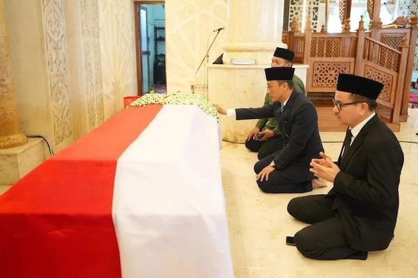 Pj Gubernur Sulsel, Prof Zudan Arif Fakrulloh dan Sekprov Sulsel, Jufri Rahman saat melepas jenazah Muh Tonang (Dok: Ist)