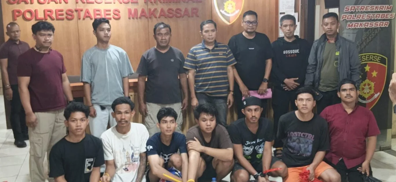 Tim gabungan kepolisian mengamankan lima pria yang diduga terlibat dalam kasus pengeroyokan hingga menyebabkan seorang warga meninggal dunia di Kecamatan Mariso, Kota Makassar. (Foto: Dok. Kepolisian)