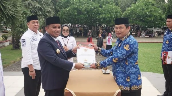 Pj Bupati Jeneponto, Junaedi Bakri saat menyerahkan SK penganggkatan PPPK di Halaman Kantor Bupati Jeneponto.