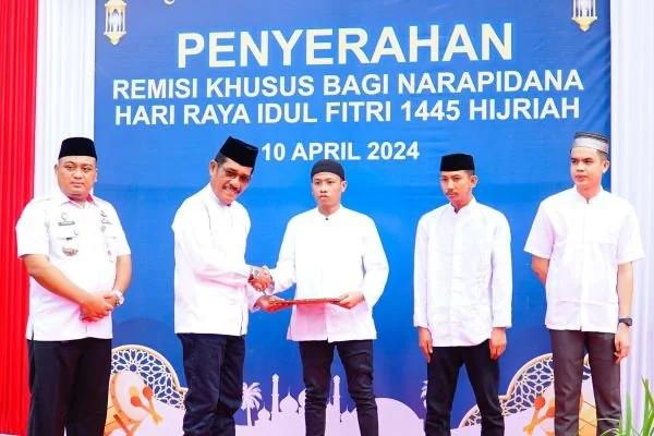 epala Kantor Wilayah Kementerian Hukum dan HAM Sulawesi Selatan, Liberti Sitinjak, menyerahkan remisi Hari Raya Idul Fitri kepada warga binaan pemasyarakatan.