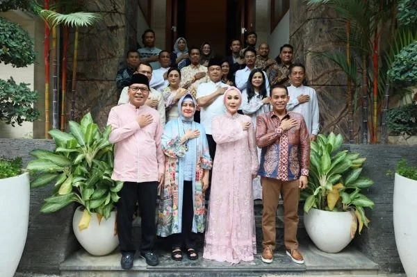 Wali Kota Makassar, Moh Ramdhan Pomanto, Indira menyambut kedatangan Dewwy yang datang didampingi oleh Kapolda Sulsel, Irjen Pol Andi Rian R Djajadi, beserta rombongan.