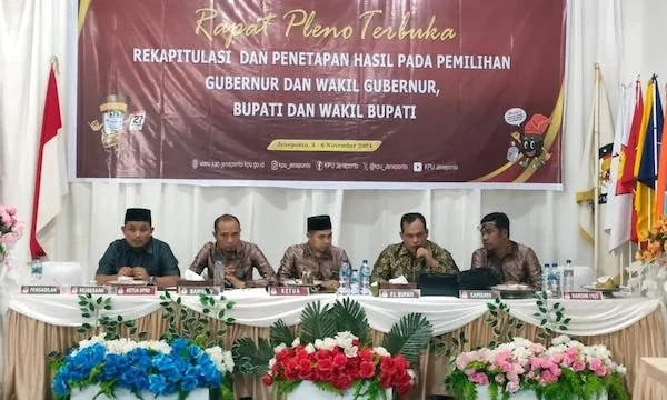 Komisioner KPU Jeneponto dari kiri (Ilham Hidayat, Sapriadi Saleh, Asming, Arifandi dan Hasrullah Hafid) saat mengikuti rapat pleno rekapitulasi suara Pilgub Sulsel di Makassar. (Foto/ist).