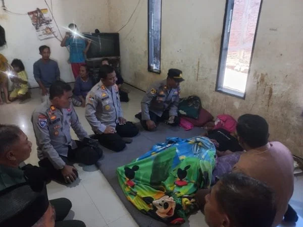 Pj Bupati Jeneponto Junaedi Bakri bersama Kapolres AKBP Widi Setiawan saat  menjenguk siswa korban perkelahian antara sesama pelajar