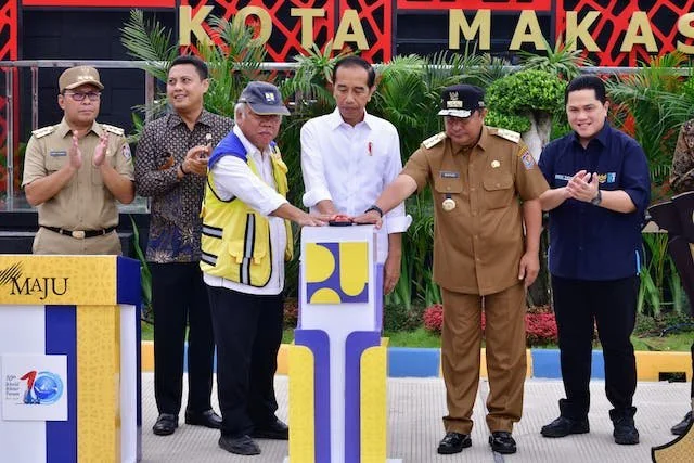 Presiden Jokowi meresmikan Instalasi Pengelolaan Air Limbah (IPAL) Losari, di Kawasan Metro Tanjung Bunga Makassar, Kamis (22/2).