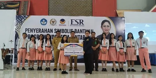 Penerimaan Secara simbolis dari Anggota DPR RI Eva Stevani Rataba, bersama Bupati Toraja Utara, Frederik Viktor Palimbong, dan wakil bupati Andrew Branch Silambi kepada Siswa SMAN 2 Rantepao sebagai perwakilan SMA di Toraja Utara. (dok. Jerni)