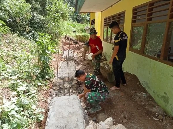 Satgas TMMD Kodim 1414/Tator Lanjutkan Pembangunan Talud di SDN 3 Madandan  (Dok : ist).