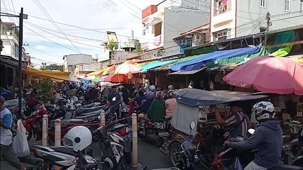 Pengunjung yang memadati Pasar Terong (Dok : Yasin KabarMakassar).