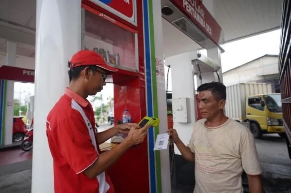 Operator SPBU sedang melayani konsumen. (Dok: Ist)
