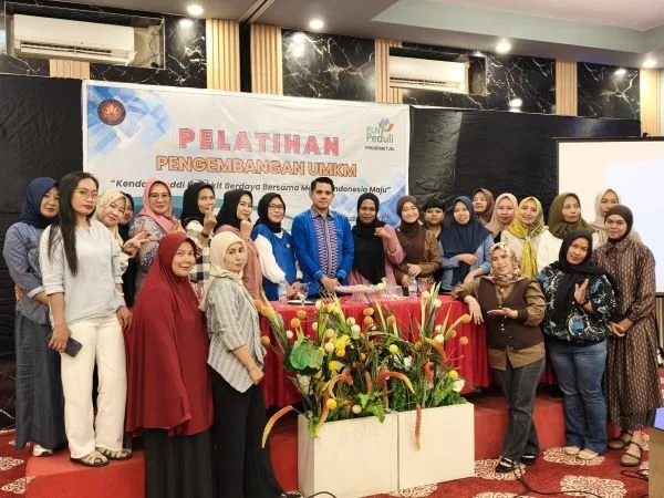 Narasumber Pengembangan UMKM, Akbar Tanjung, S.Pd., M.Hum.,(Tengah)  berfoto bersama peserta pelatihan UMKM Kendari Caddi. (Dok: Ist)