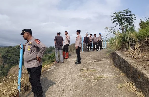 Kapolres Jeneponto, AKBP Widi Setiawan didampingi Kades Rumbia, Supriyanto Daeng Lolo saat meninjau lokasi kebakaran hutan. (Ist).
