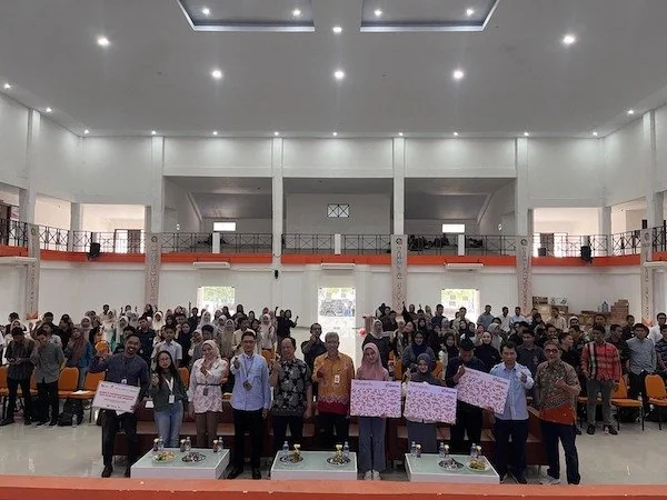 Otoritas Jasa Keuangan dan Pemerintah Daerah Sulawesi Selatan serta Sulawesi Barat melakukan Gerakan Nasional Cerdas Keuangan di Mamasa dan Pare-Pare (Dok: Ist)